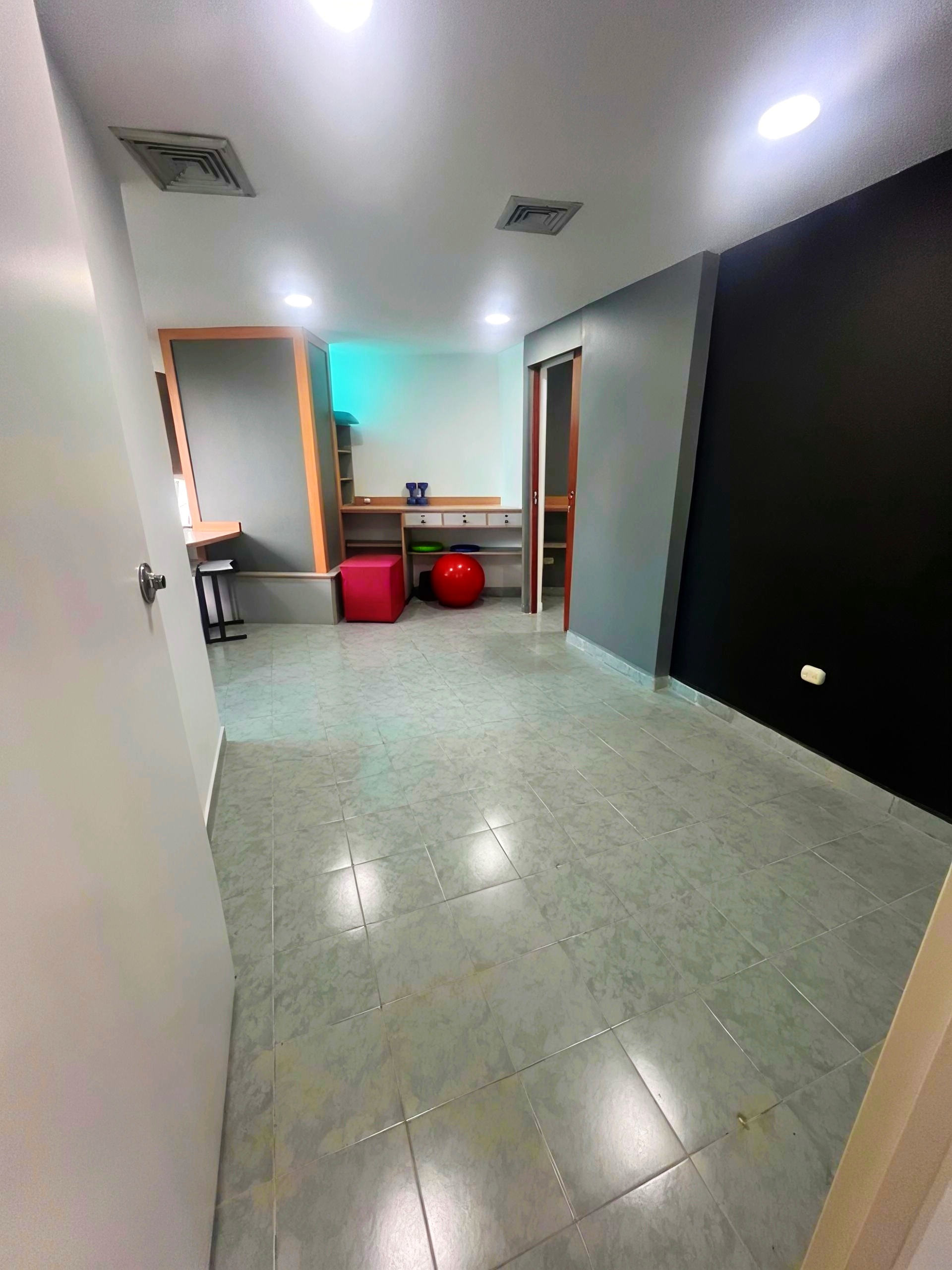 Consultorio Médico en Venta Clínica IEQ Valencia – 69 m² con Planta Eléctrica 100% - foto 4